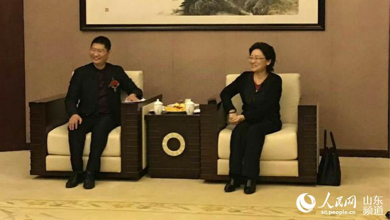 人民网副总编辑董盟君(右)会见北方盐化董事长徐伟军。