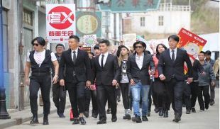 为救“网红“众位大咖齐聚游行