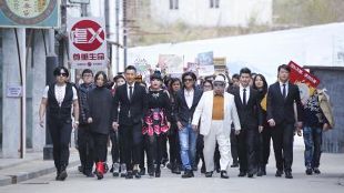 为救“网红“众位大咖齐聚游行