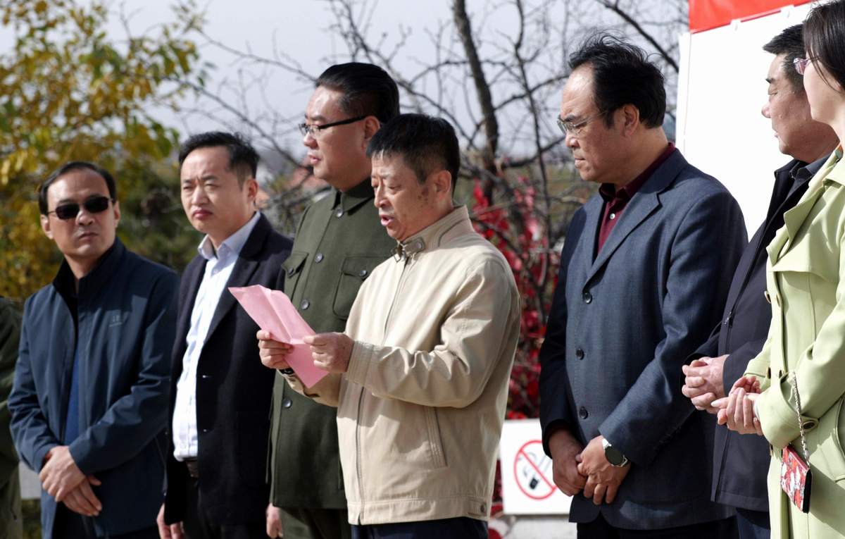 5刘志新主任宣布创作巨幅作品开始.jpg 5刘志新主任宣布创作巨幅作品开始.jpg