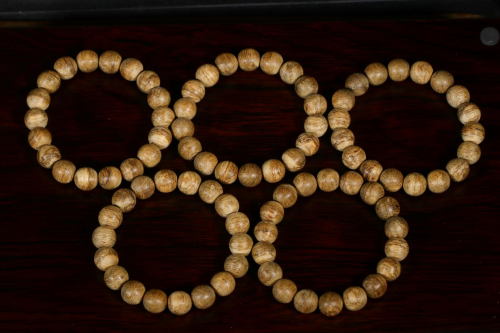 沉香手串收藏5年能翻倍吗？别急着入场，看完行家分析再决定