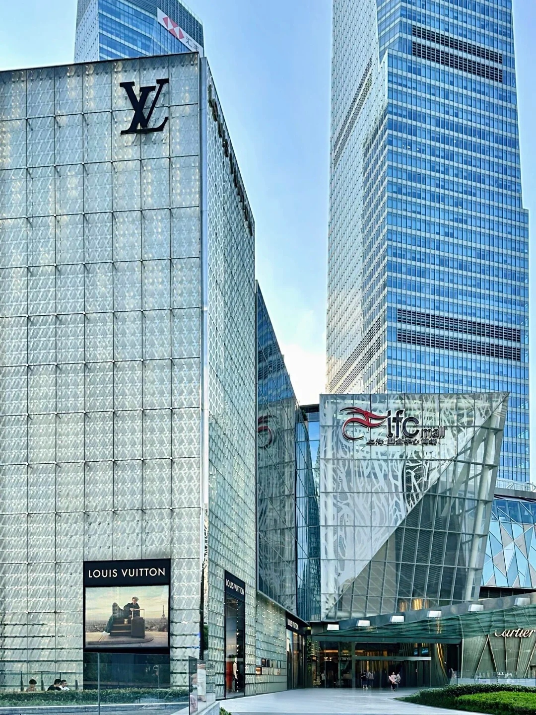 君佩落地上海IFC 以工艺标准引领中国珠宝高端升级