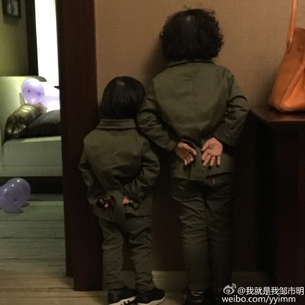 邹市明两儿子罚站弟弟将头靠哥哥身上（图）