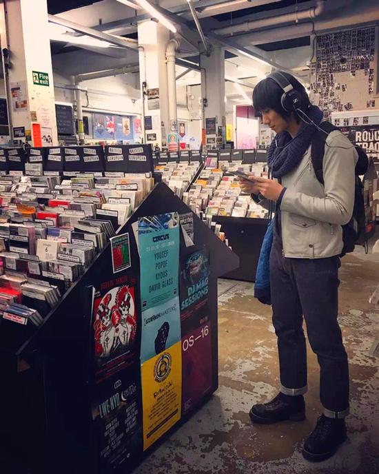 旅行团主唱孔阳探访利物浦唱片店