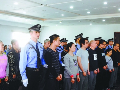 承包中医科骗钱雇医托诈骗近30万元15人受审