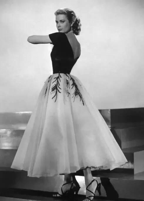 今天穿什么：伞裙为什么一定要配紧身上衣？