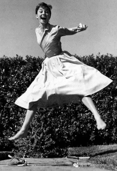 今天穿什么：伞裙为什么一定要配紧身上衣？