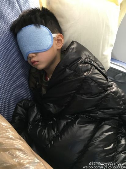 杨阳洋上吐下泻戴大眼罩嘴巴微撇脸色惨白（图）