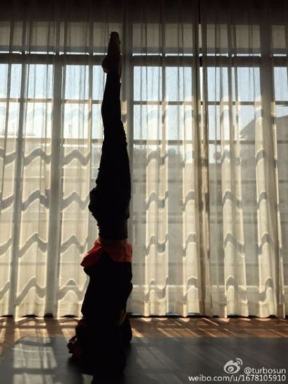 孙俪练瑜伽大玩倒立网友：身材棒棒的（图）