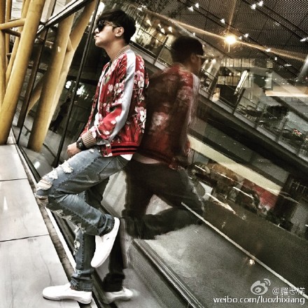 罗志祥帅气自拍曝光印花夹克配破洞牛仔裤（图）