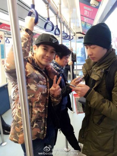 林志颖乘地铁照曝光比“剪刀手”微笑露酒窝（图）