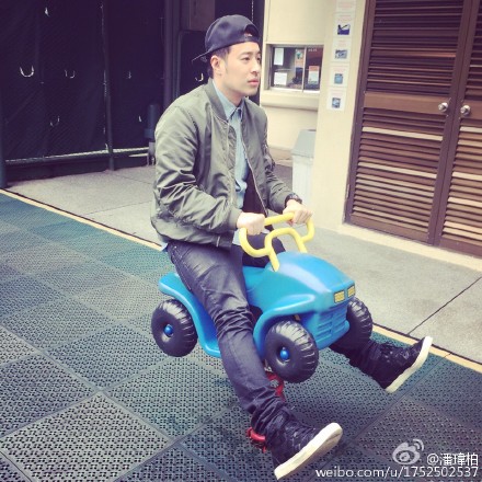潘玮柏坐儿童玩具车欲“兜风”双腿伸直模样调皮