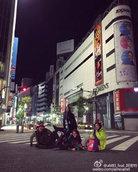 张惠妹马路上摆帅气造型：只是等个红灯而已（图）