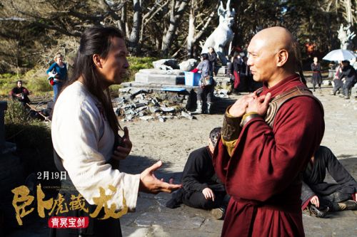 甄子丹与演员片场交流