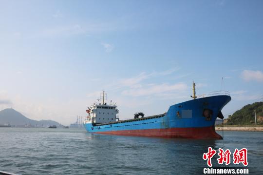 涉嫌装载走私白糖入境的货船 杨国林 摄