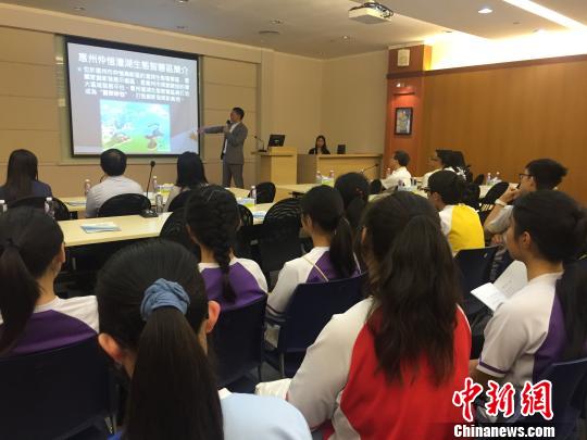 近日，全国政协委员楼家强在向参访惠州南旋集团的香港青少年介绍广东惠州潼湖生态智慧区的投资与发展 宋秀杰 摄