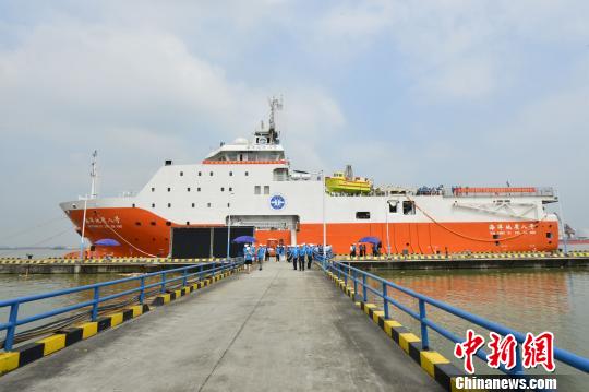 即将启航的“海洋地质八号”科考船 索有为 摄
