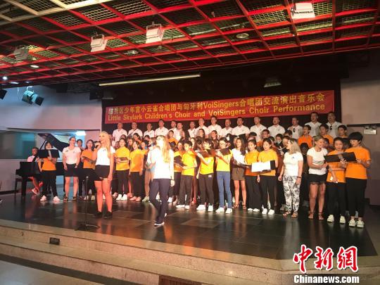 匈牙利著名合唱团与广州学子共唱经典名曲用音乐搭起友谊桥