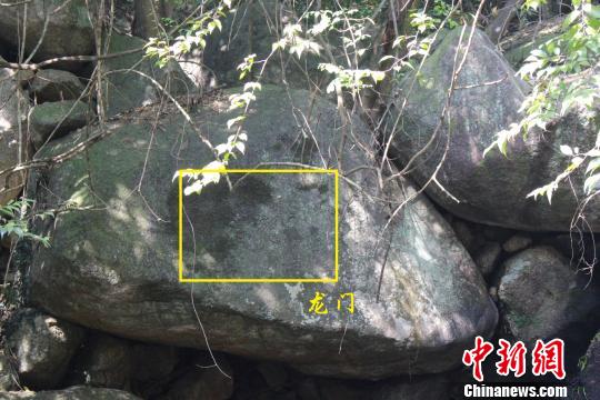 图为最新发现的摩崖石刻“龙门潭”，由于年代久远且没有得以保护，“潭”字已模糊不清 刘艳如 摄