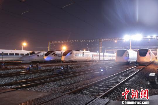 动车组列车停靠在广珠存车场 鲍昌辉 摄