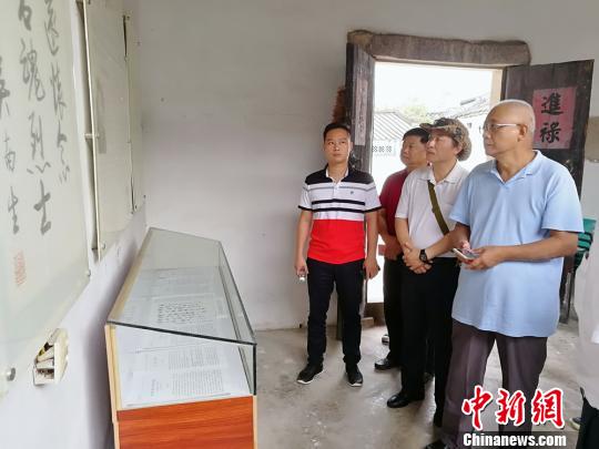 古延贤(右一)等人参观杨石魂故居。　程景伟 摄