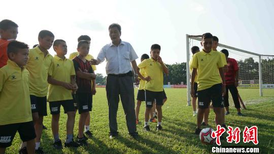 广东足球援疆足球名宿容志行教授新疆少年踢球