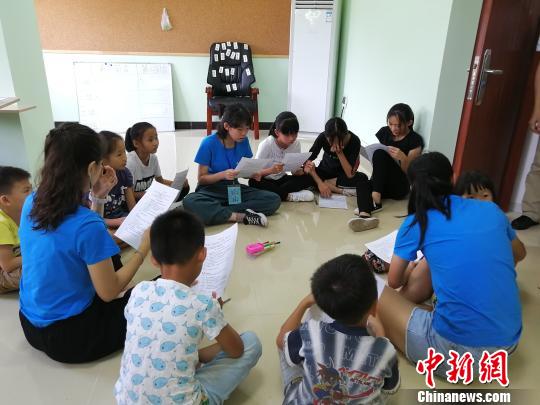参与“华师灯塔”暨“孔子行脚”两岸大学生暑期社会实践活动的两岸大学生在广州从化西塘村支教。　郭军 摄