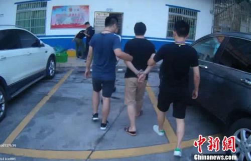 警方抓获涉赌嫌疑人 广州警方供图