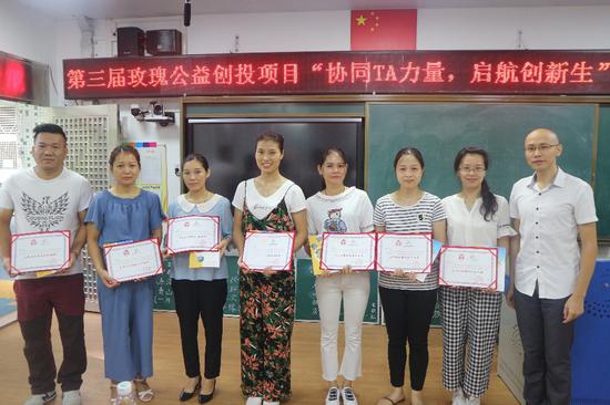 广州市妇女联合会发展部副部长吴之欣先生为本项目的荔湾区社区家长导师颁发聘书