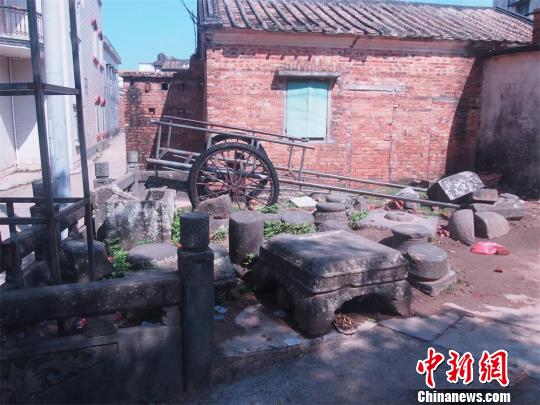 村内散落的不知朝代的古石凳 谢剑锋 摄