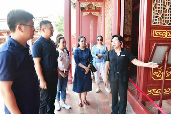 各方领导认真聆听革命老区的故事